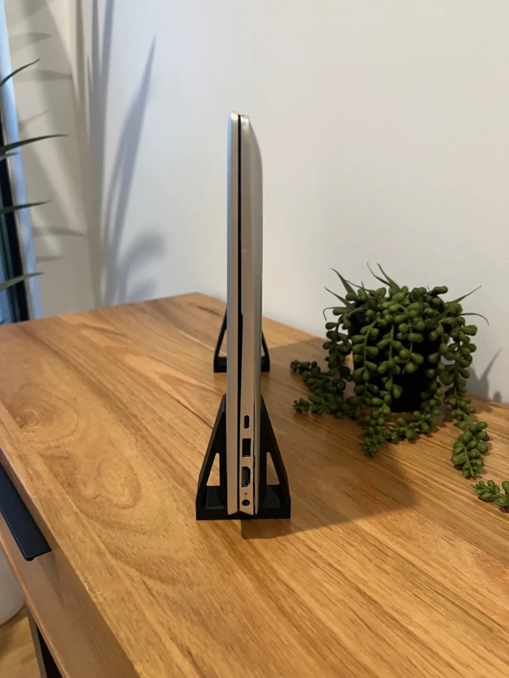 Dikey Laptop Standı – Masaüstü Alan Kazandıran Şık Tasarım