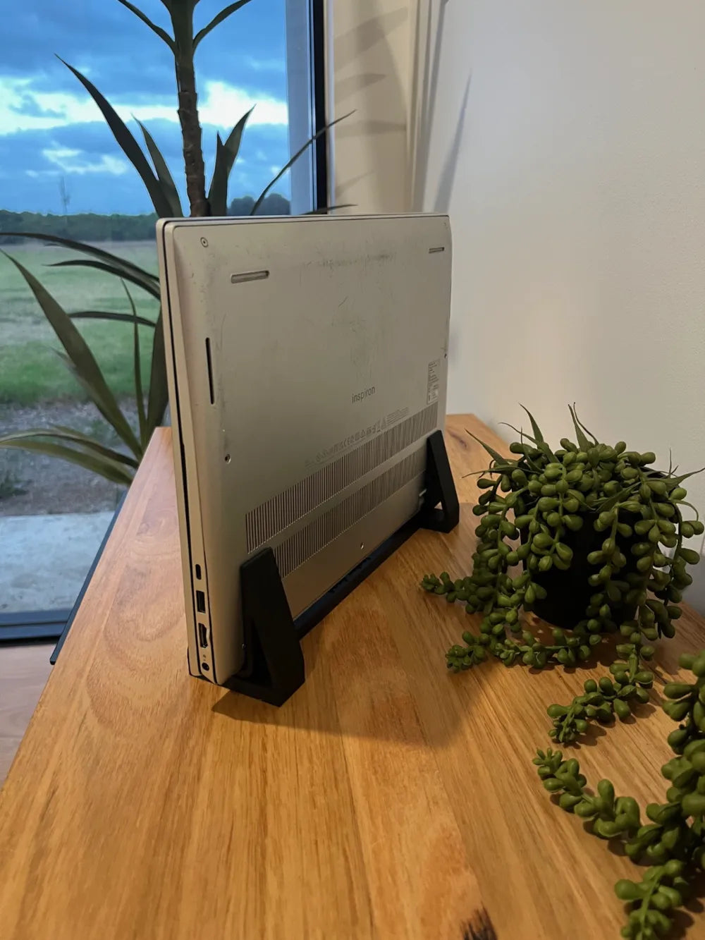Dikey Laptop Standı – Masaüstü Alan Kazandıran Şık Tasarım