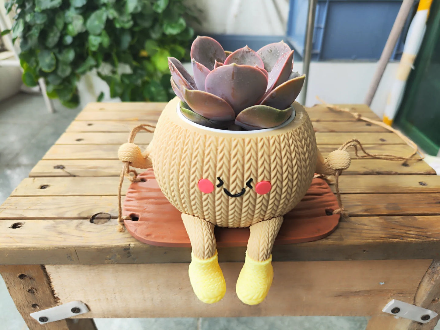 Knitted Patterned Swing Flower Pot – Naturalness Swinging with Elegance