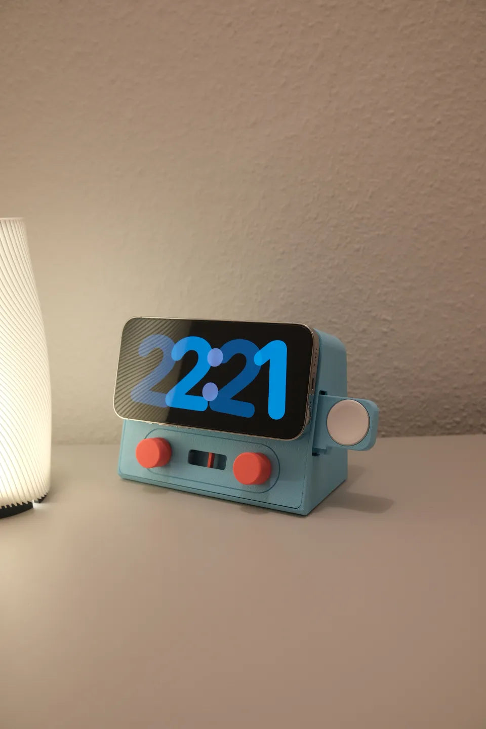 Retro Radio MagSafe Stand – Charge with Nostalgia!