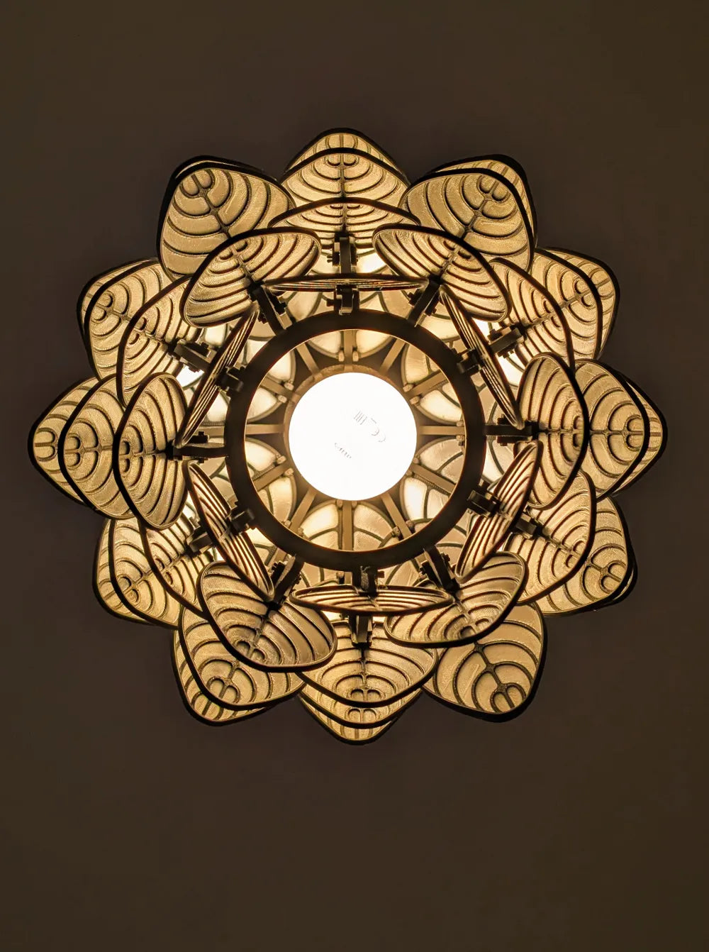 Elegant Black and White Leaf Patterned Lampshade – Modern and Natural Touch