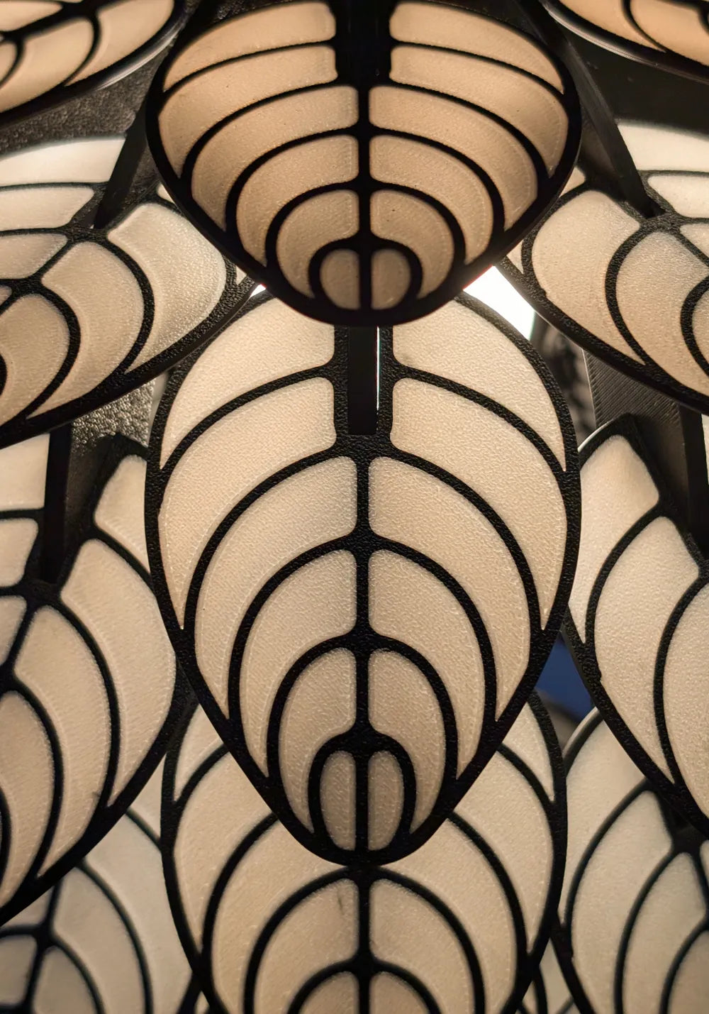 Elegant Black and White Leaf Patterned Lampshade – Modern and Natural Touch